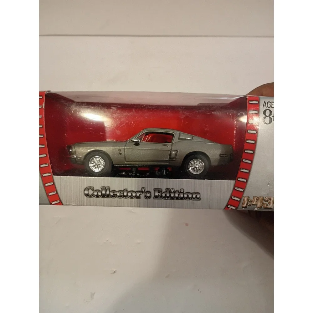 Road Signature 1968 Shelby GT 500-KR DieCast 1:43 Scale Silver Collector Edition